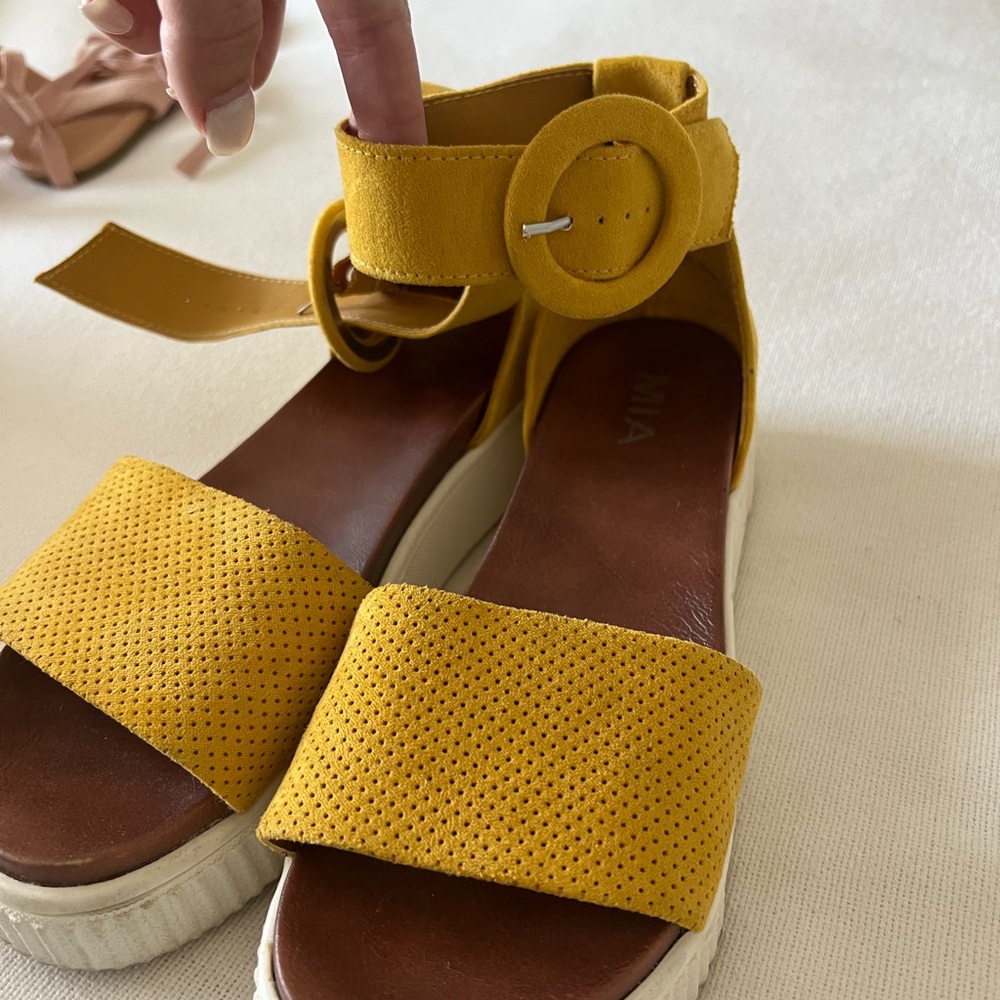 Yellowish platform sandal